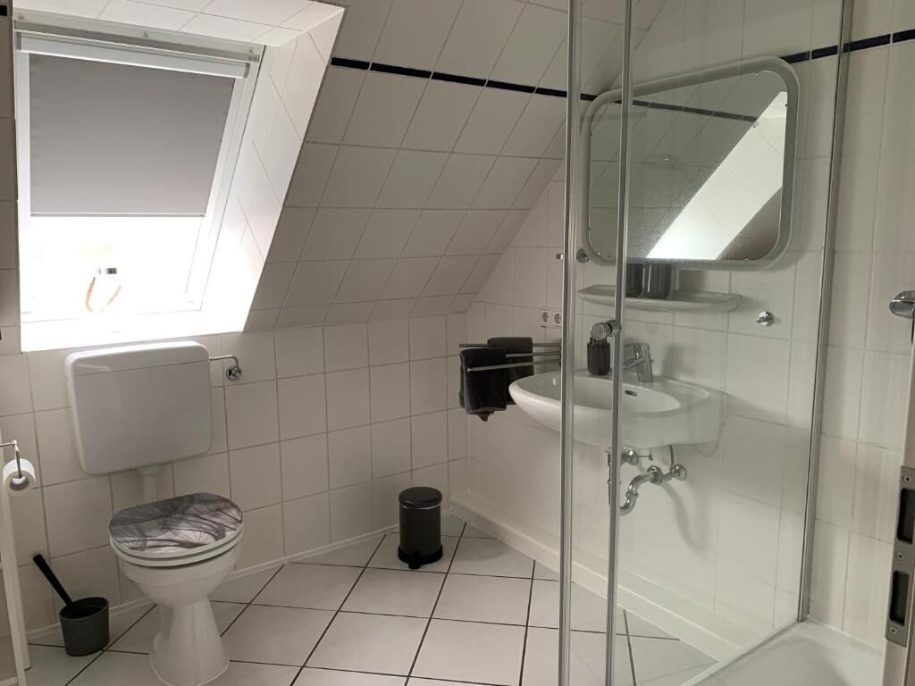 Helles Bad mit Dusche im Obergeschoss