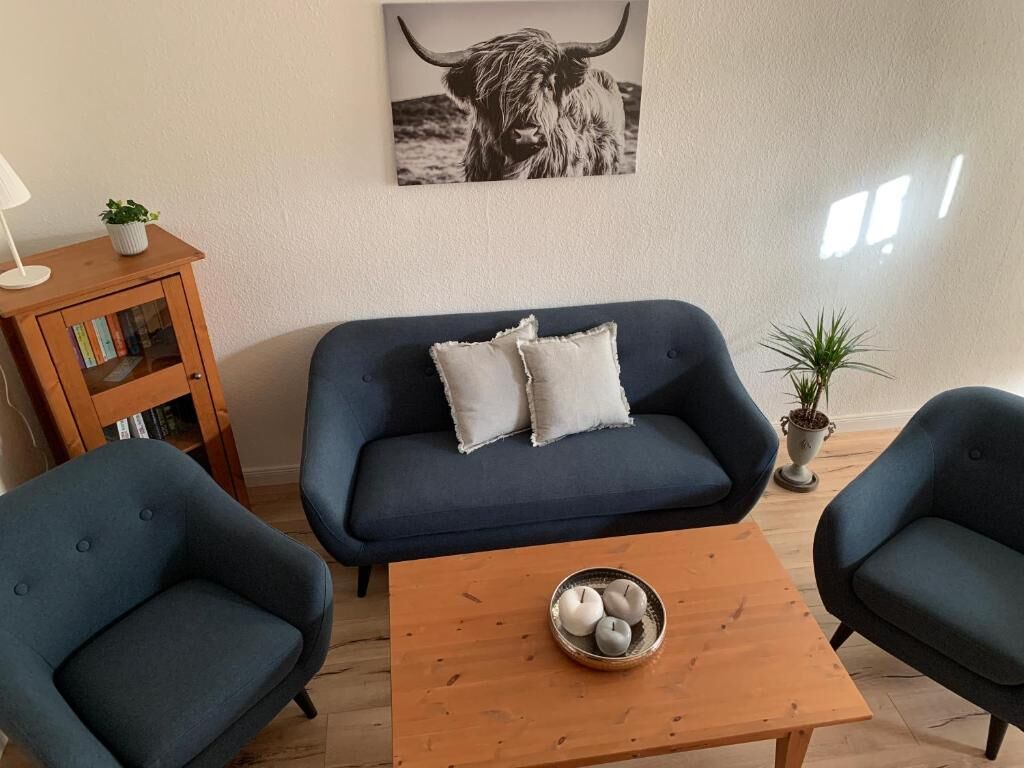 Sofa und Sessel im gemütlichen Wohnbereich