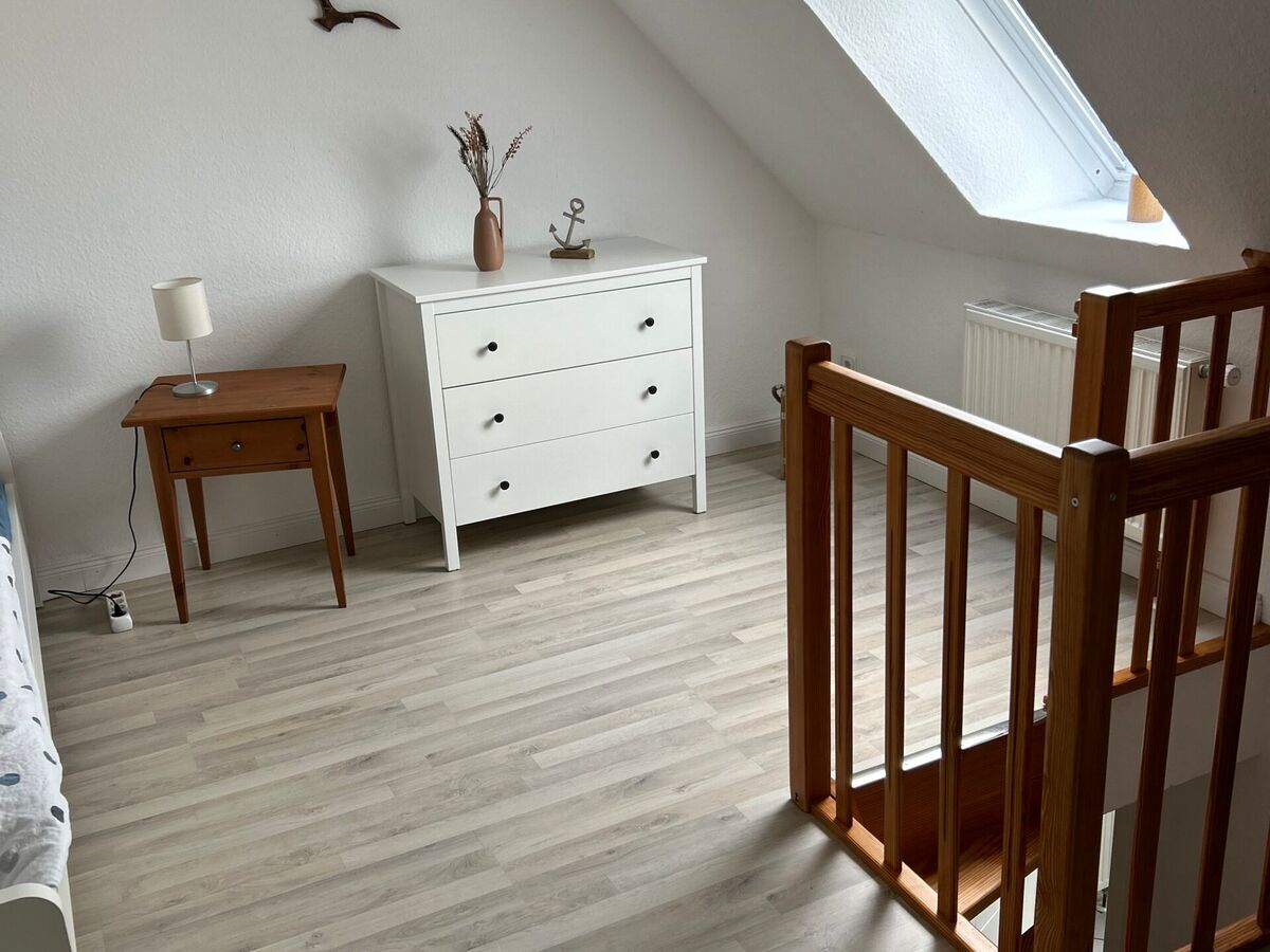 Helles Schlafzimmer mit zwei Einzelbetten und Dachschräge