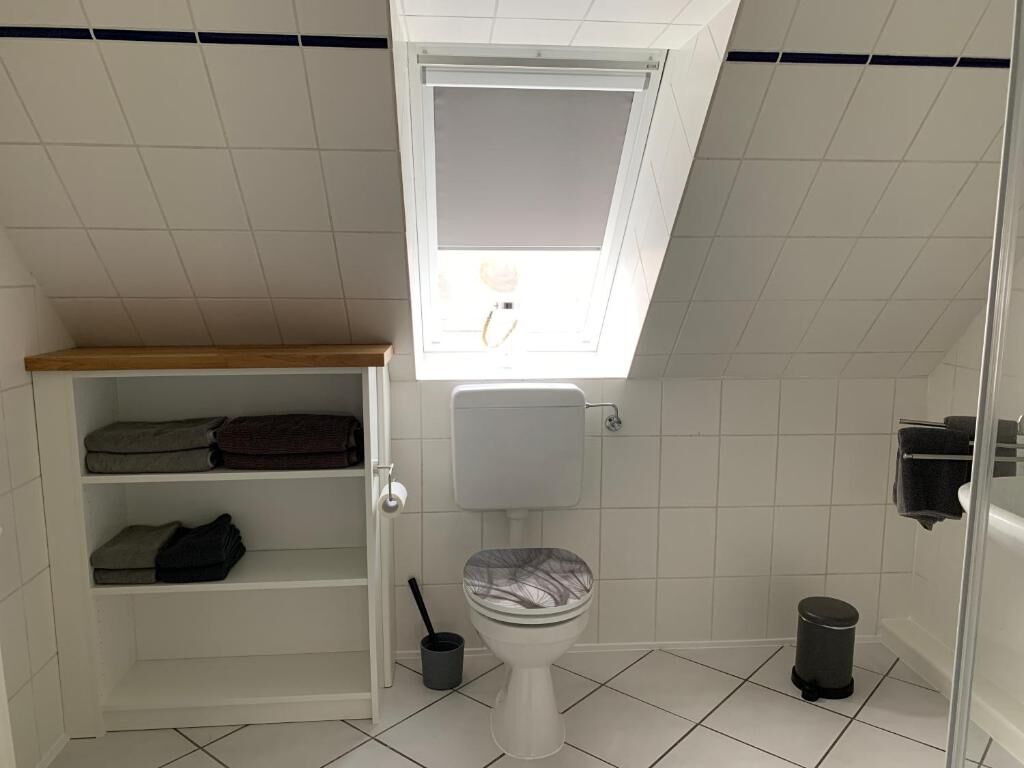 Badezimmer mit Dachfenster im Obergeschoss