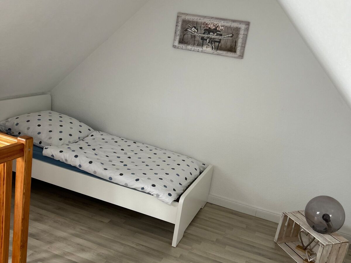 Einzelbett unter der Dachschräge
