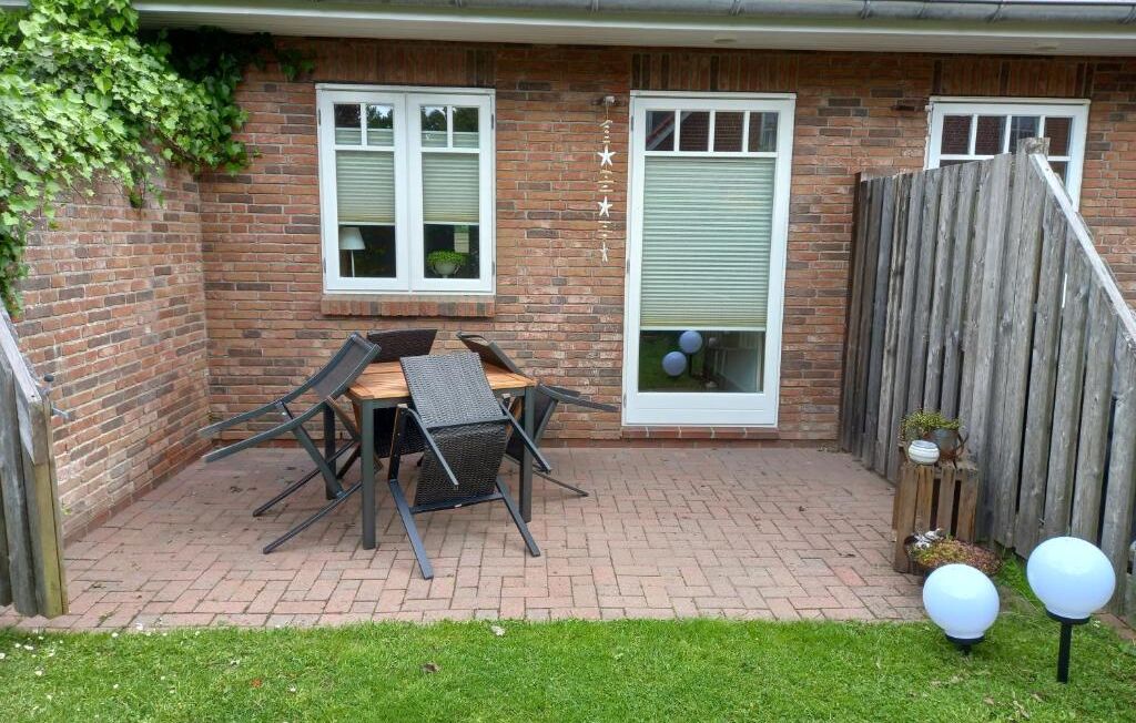 Terrasse der Ferienwohnung mit Sitzplätzen und Garten