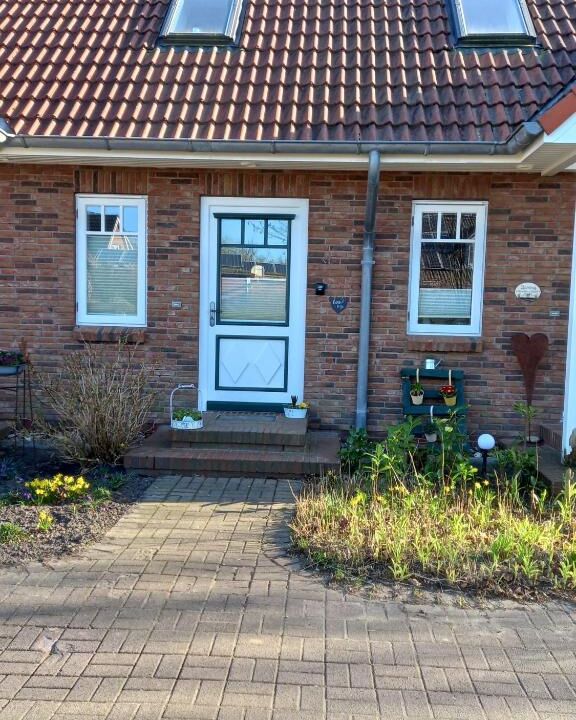Klinkerfassade mit blauer Eingangstür der Ferienwohnung